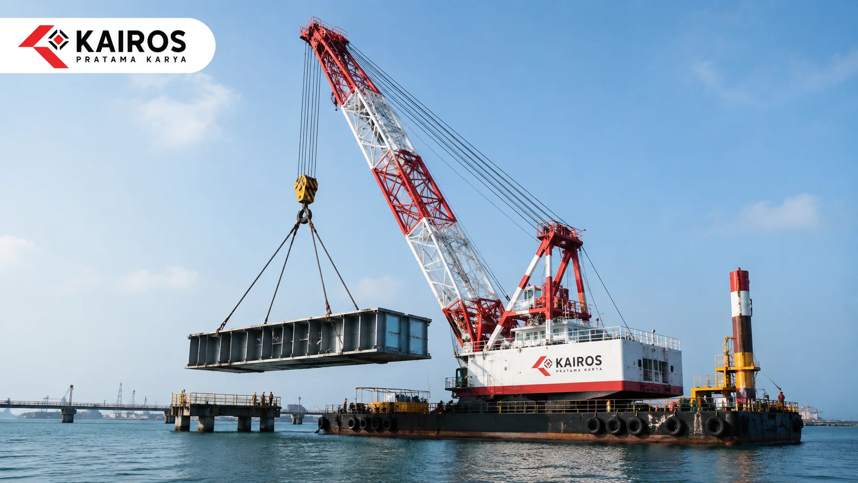 Floating ship crane mengangkat struktur baja di atas ponton pada proyek konstruksi maritim dan pelabuhan.